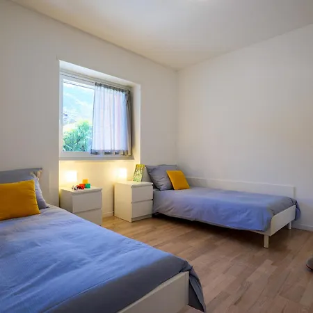 Rose Rossa Roselina Terrassen Og Apartmán Colico